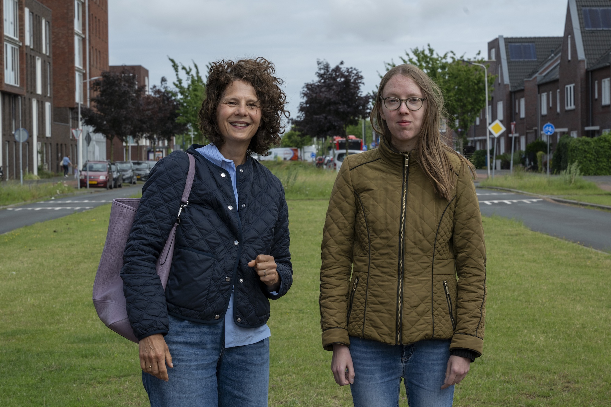 Emma Jansen en Daphne Braal wandelen samen