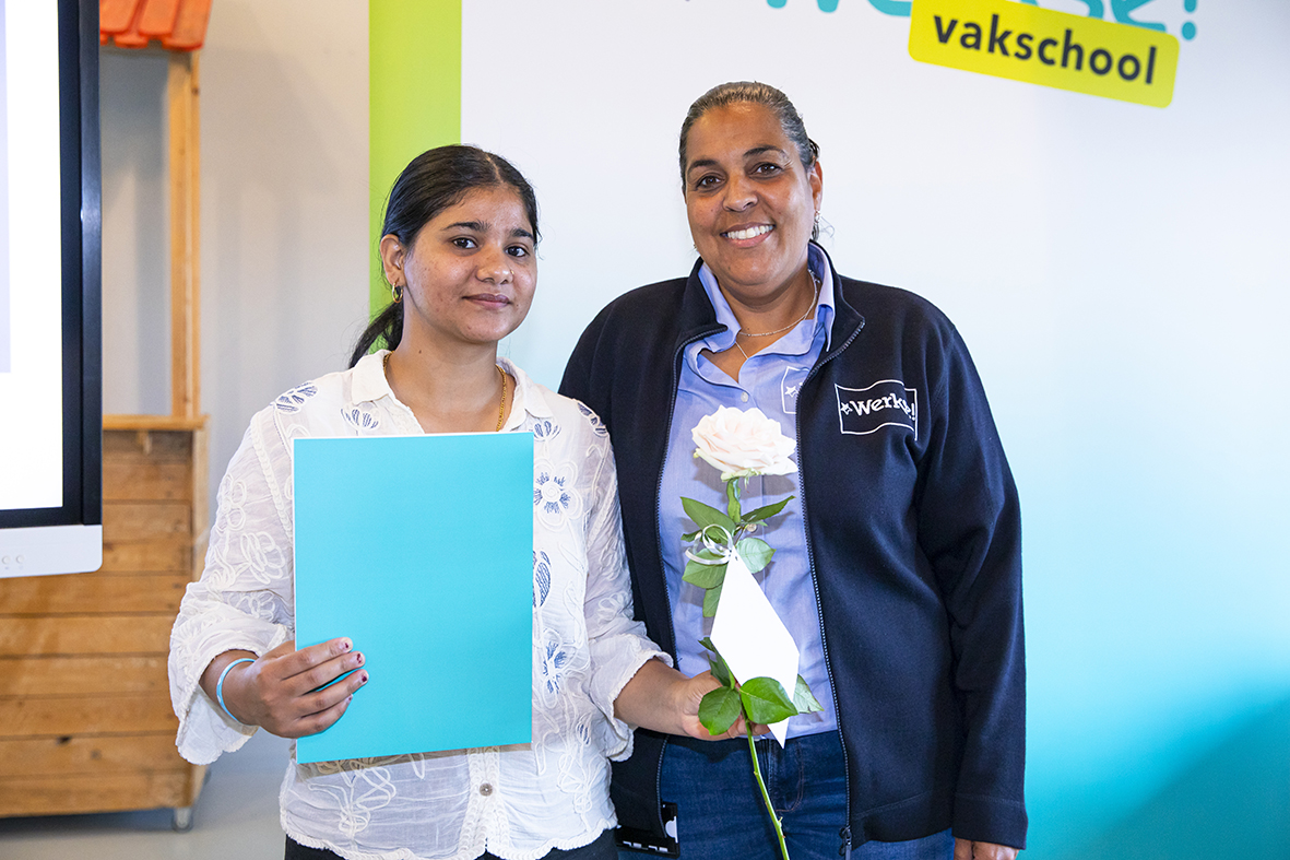 Twee dames naast elkaar waarvan één dame met het certificaat in de hand