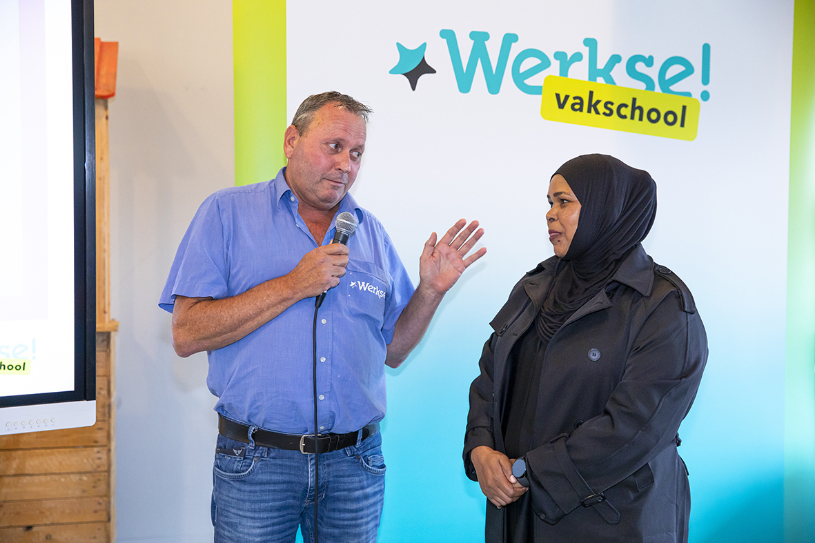 Cursist wordt positief toegesproken door begeleider.