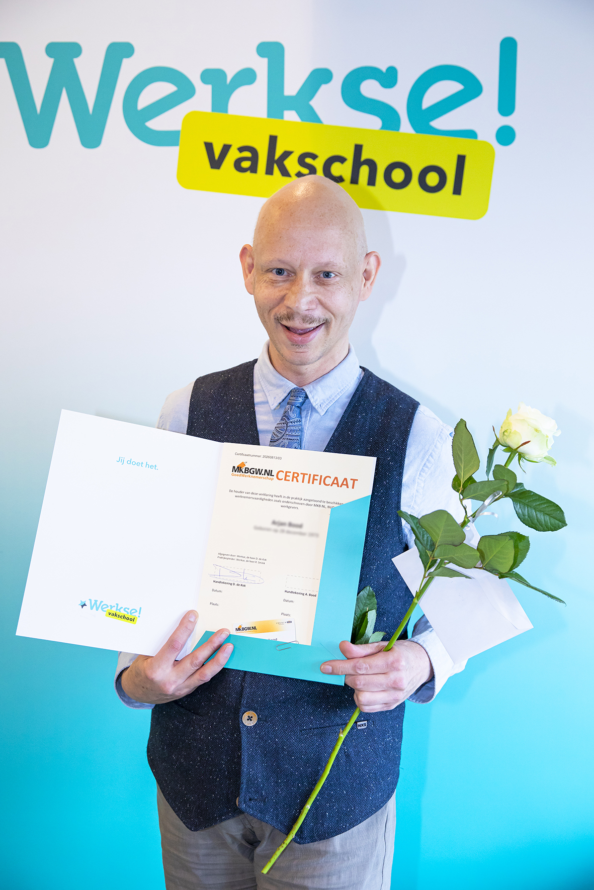 Cursist toont trots zijn certificaat en op de achtergrond de tekst Werkse! vakschool