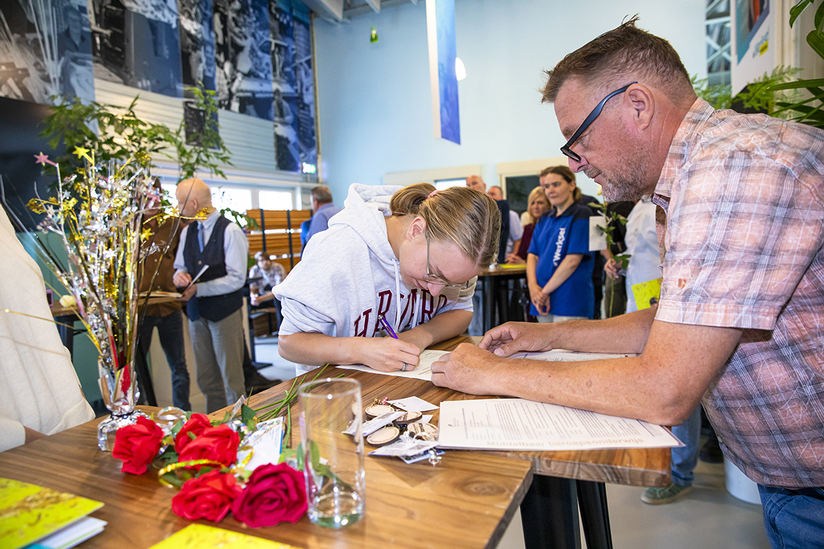 Cursist ondertekent samen met begeleider het certificaat