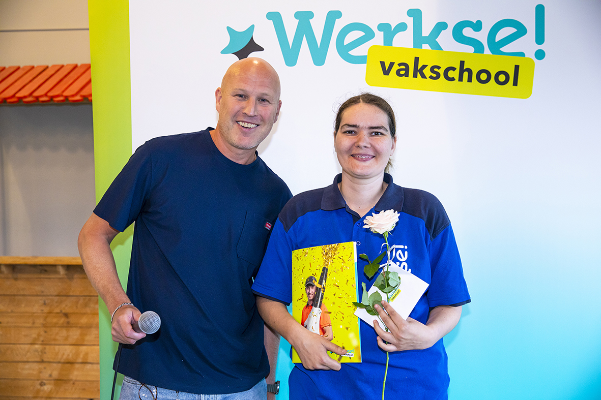 Cursist en begeleider samen op de foto nar de uitreiking
