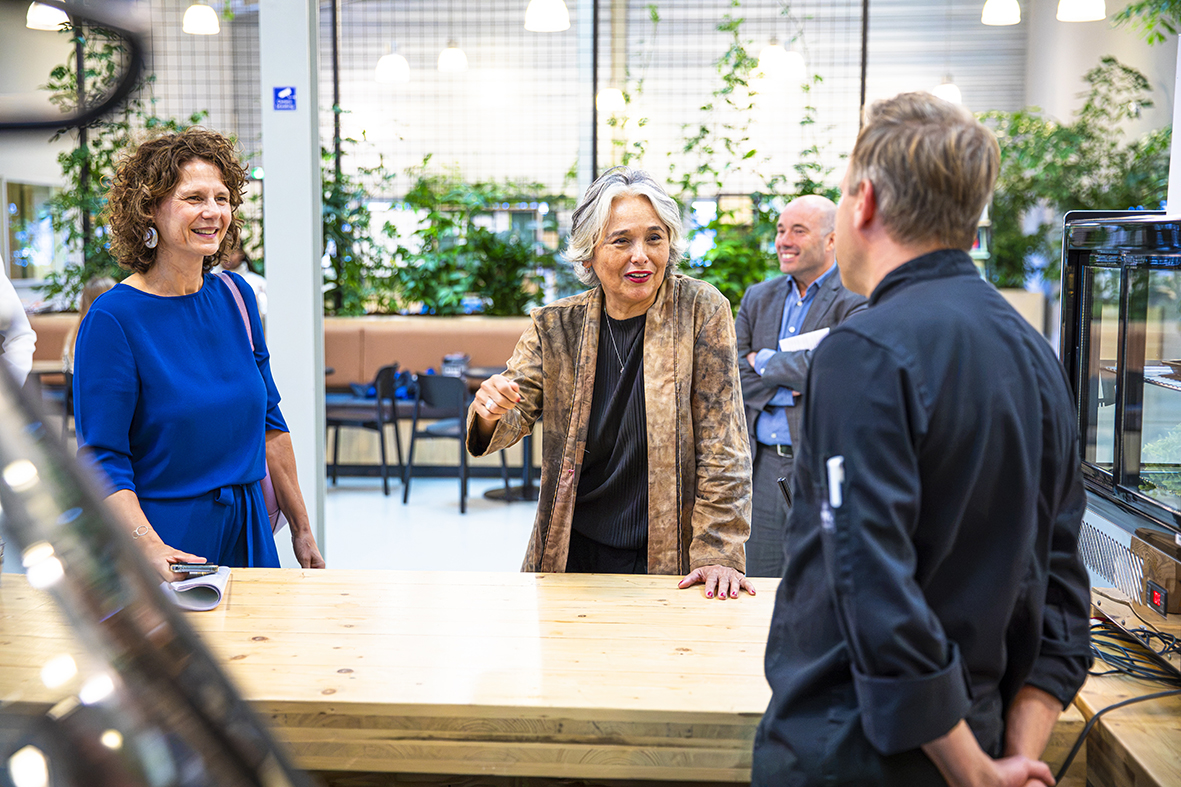 Wethouder Hélène Oppatja praat samen Werkse directeur Daphne Braal met medewerkers van Werkse!