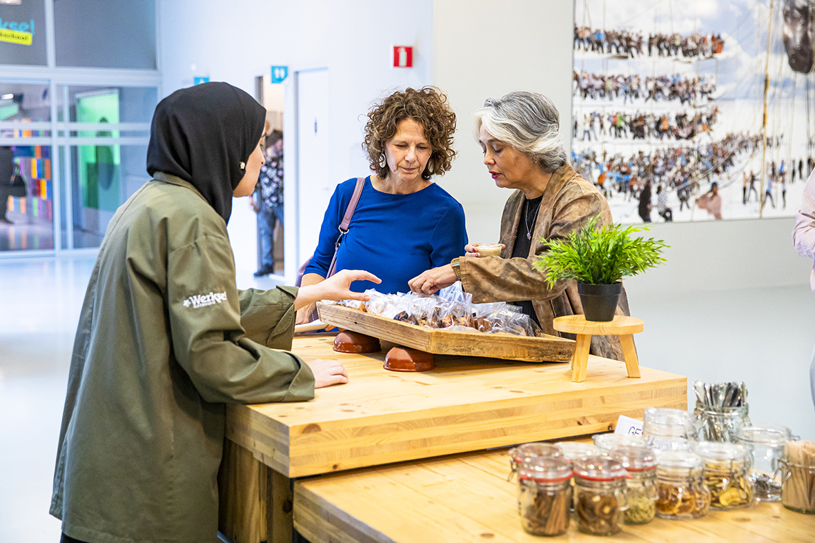 Wethouder Hélène Oppatja samen met Werkse! directeur Daphne Braal in gesprek