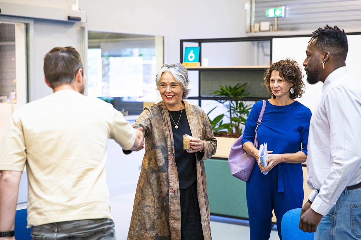 Wethouder Hélène Oppatja schud de hand van een Werkse! medewerker samen met Daphne Braal en een medewerker van de gemeente Delft