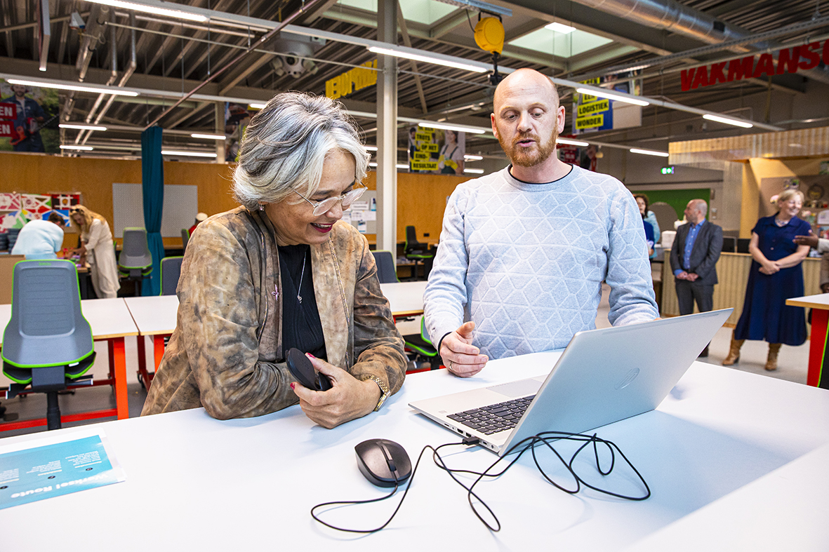 Hélène Oppatja Wethouder van Delft krijgt uitleg van een medewerker van Werkse!