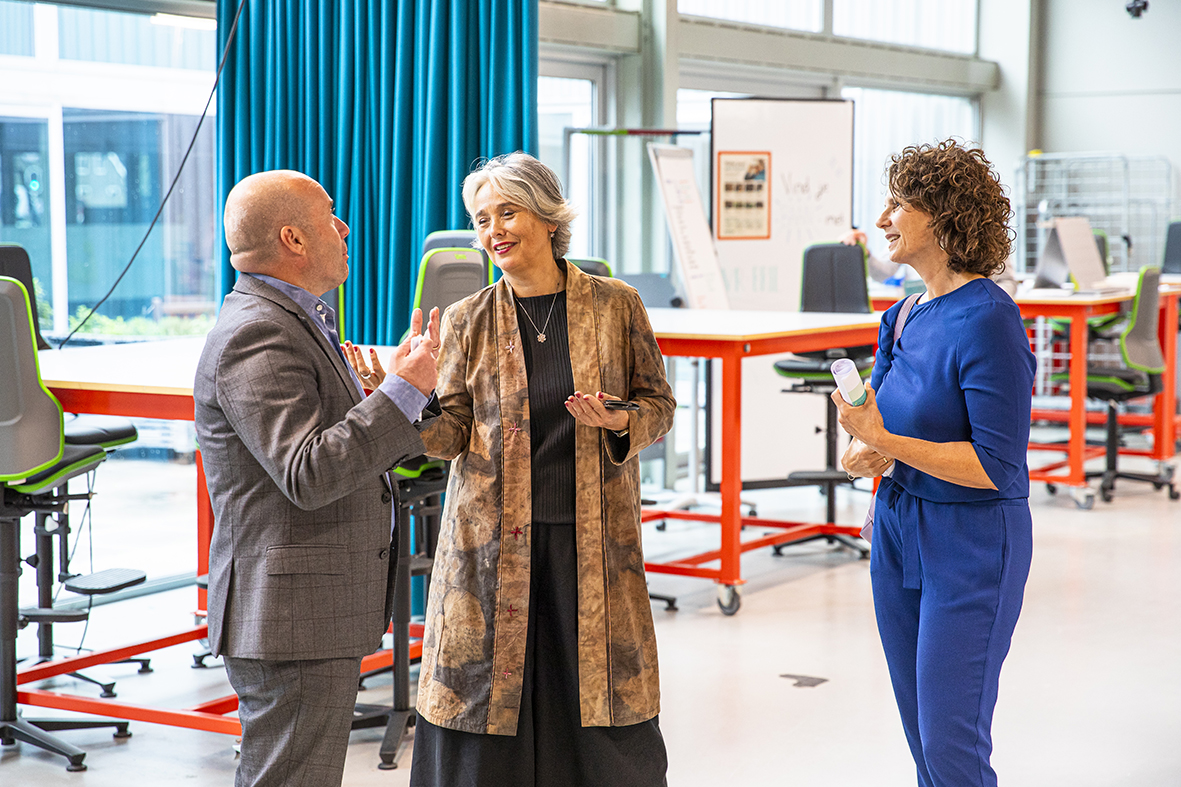 Wethouder Hélène Oppatja in gesprek met Guido Bindels business unit manager Werken en Leren bij Werkse! en Daphne Braal directrice van Werkse!