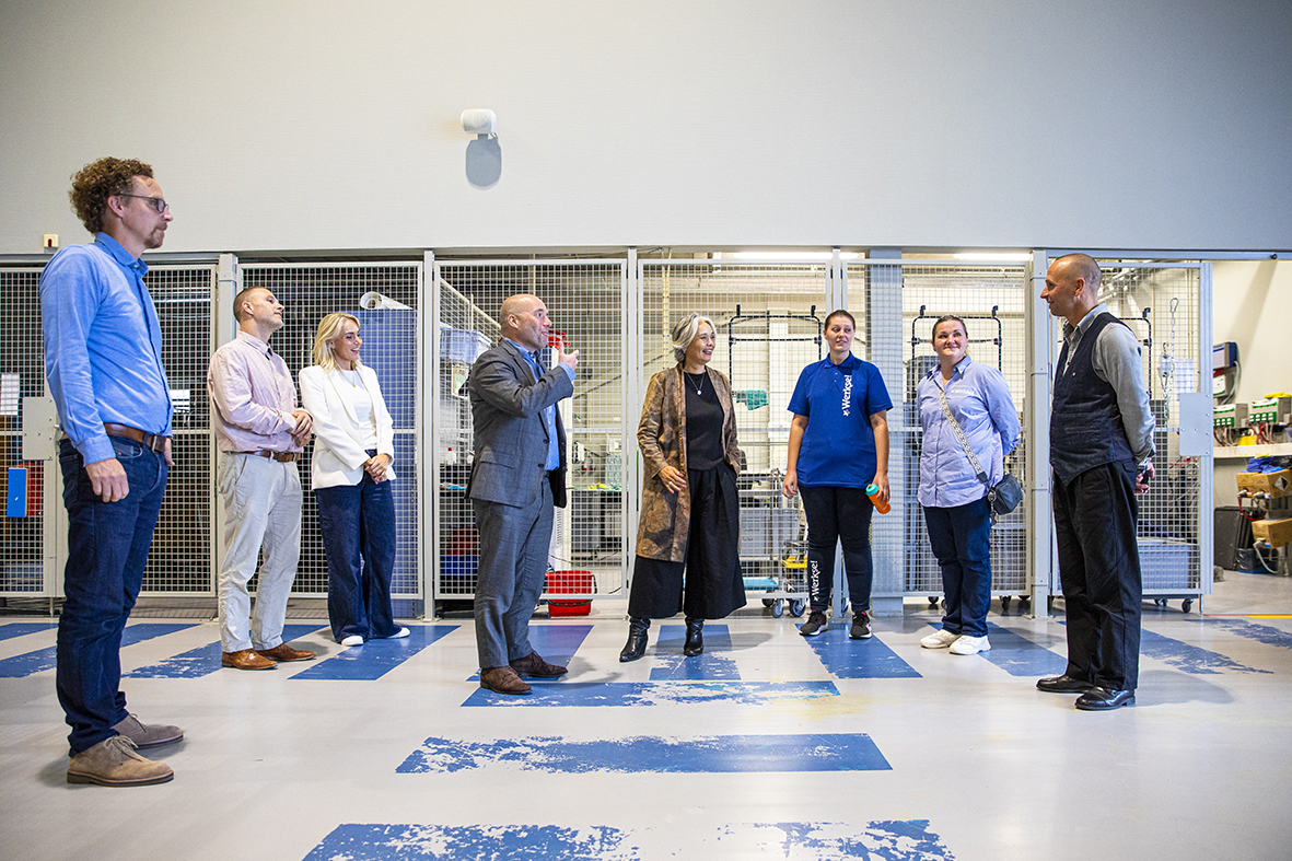 Een groep medewerkers van Werkse! geeft uitleg aan de wethouder over diverse werkzaamheden die Werkse! uitvoert