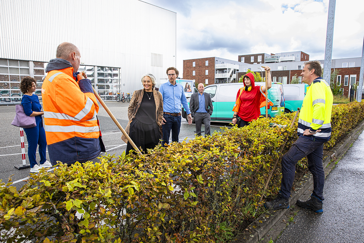 Medewerkers van Werkse! groen laten buiten hun werkzaamheden zien
