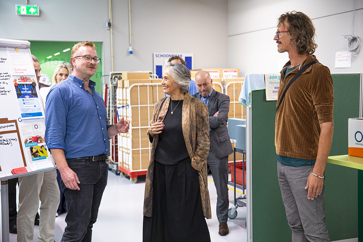Medewerker geeft de wethouder van Delft uitleg