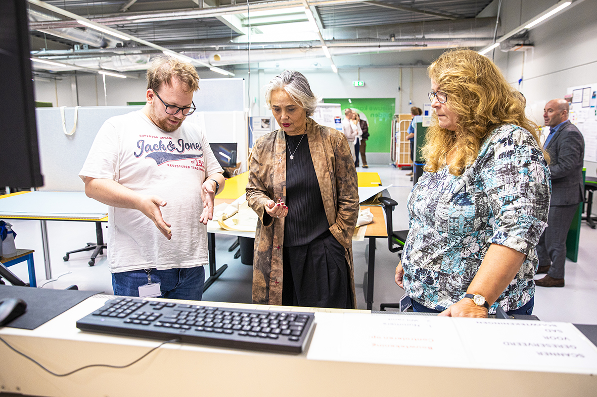 Medewerkers van Werkse! leggen hun werkzaamheden uit aan de wethouder