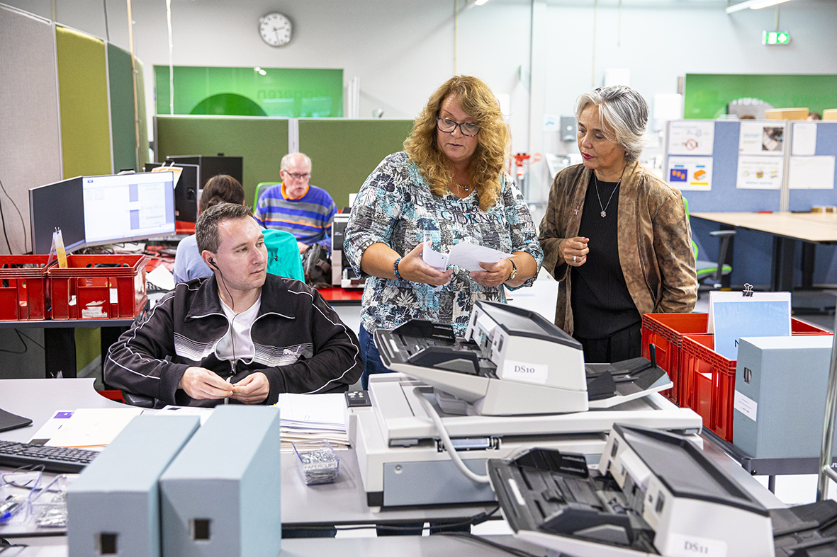 Wethouder krijgt uitleg van twee werknemers van Werkse!