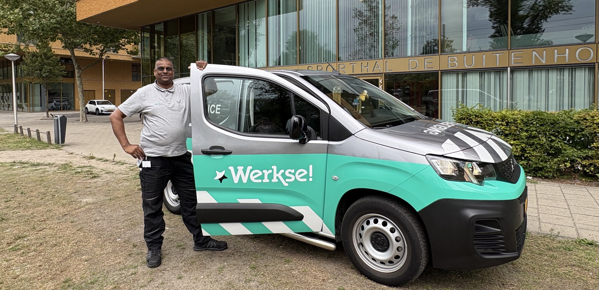 Robby Jokhoe poseert voor zijn Werkse! beveiliging auto