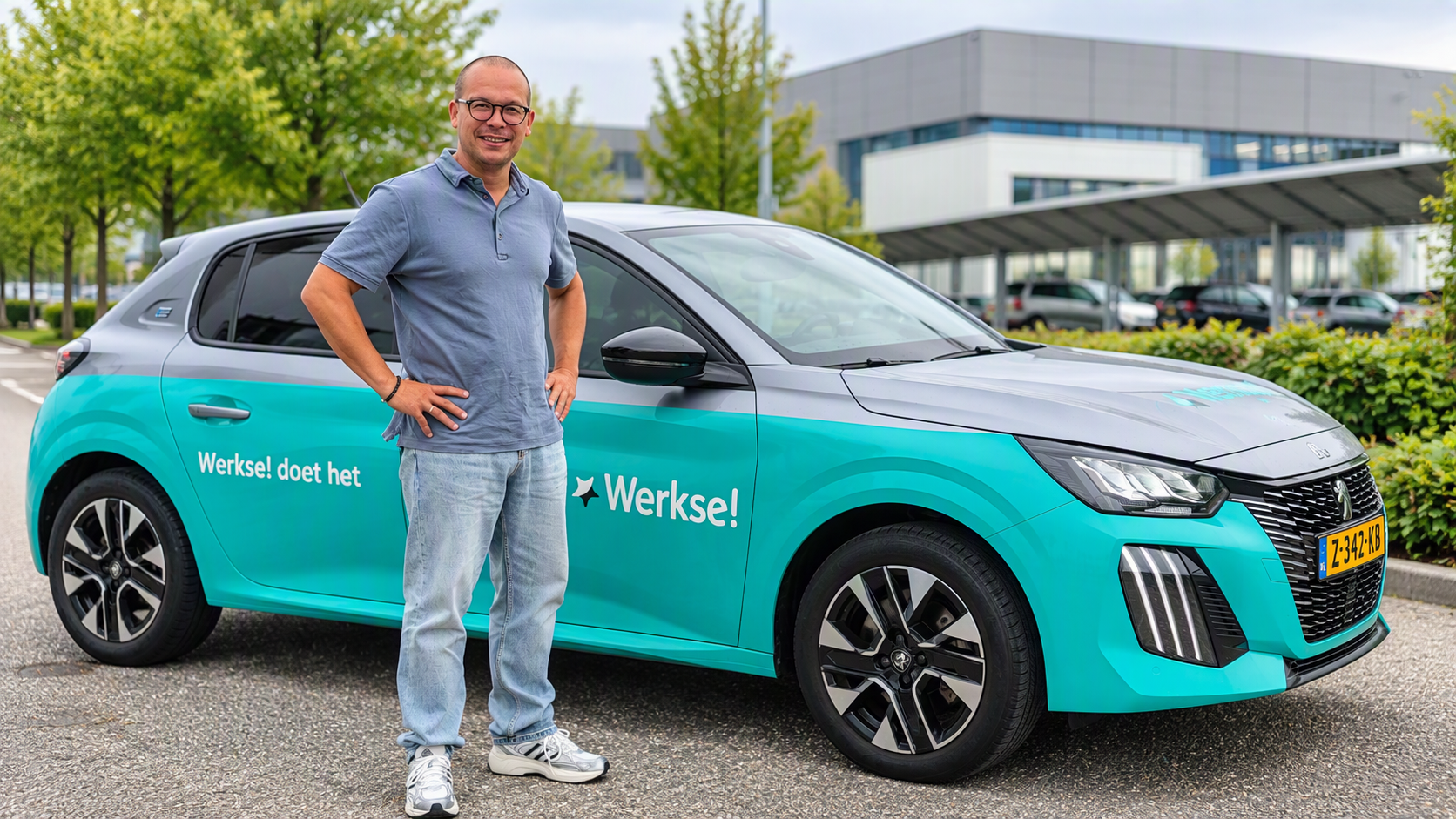 Accountmanager Tim Kolmus poseert voor een Werkse! auto